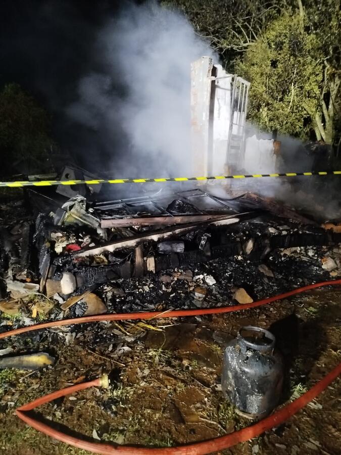 Incêndio destrói residência de madeira e deixa mulher ferida em Novo Horizonte
