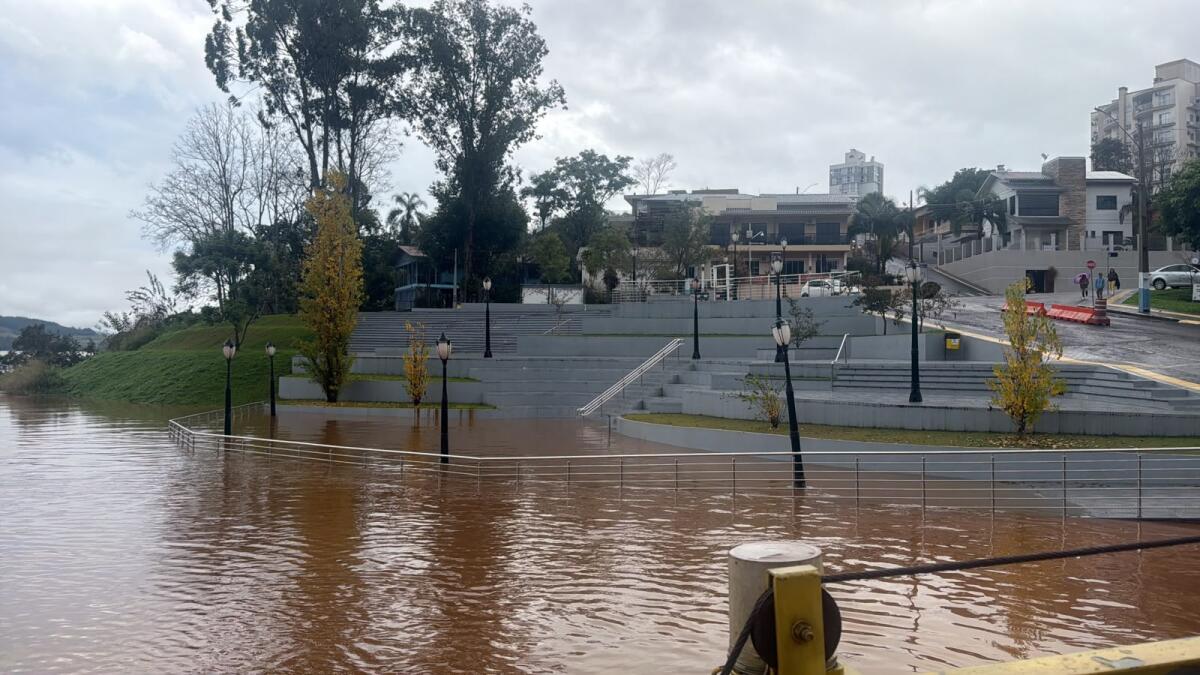 Balsa suspende travessia em Mondaí devido à elevação do nível do Rio Uruguai