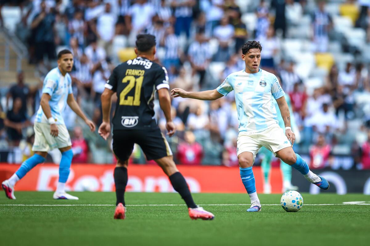 Grêmio é goleado pelo Atlético-MG e volta a mostrar fragilidade no Brasileirão