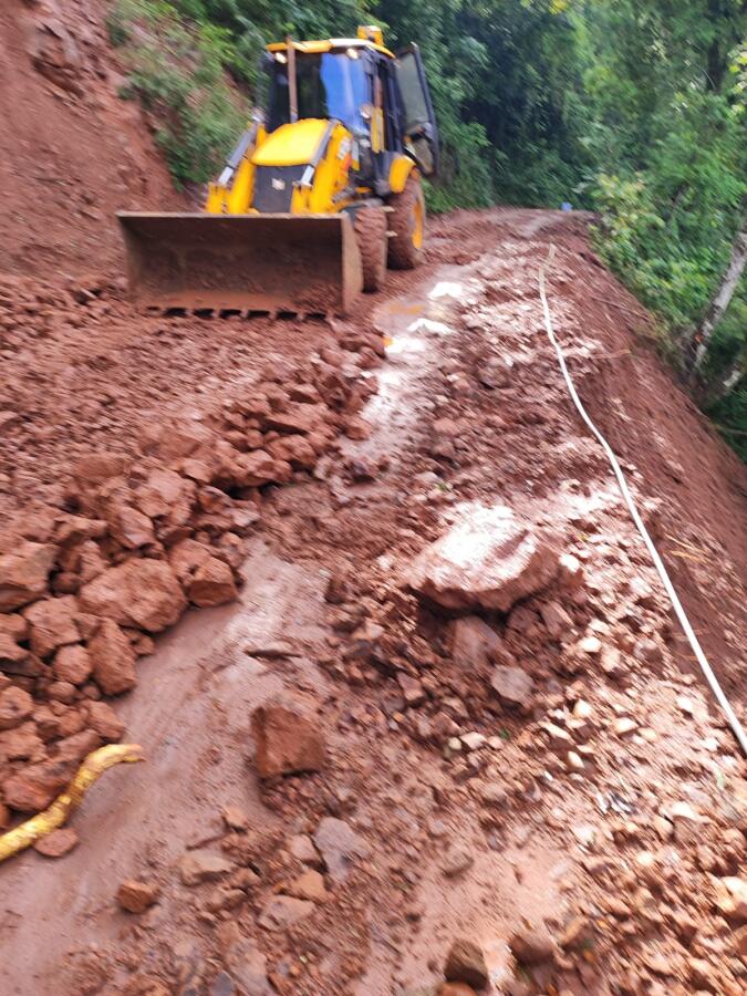 Chuvas provocam deslizamentos e danificam estradas do interior de São José do Cedro