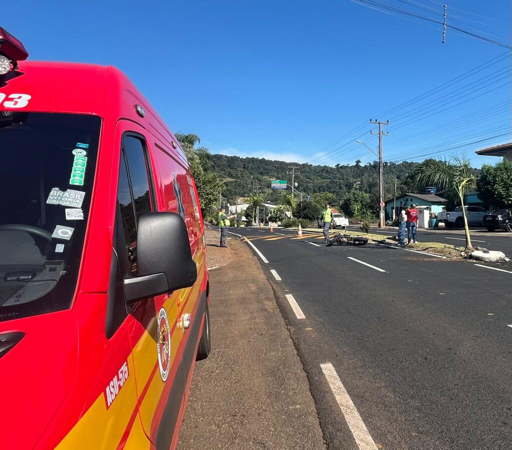 Acidente entre carro e moto deixa homem ferido em São Carlos