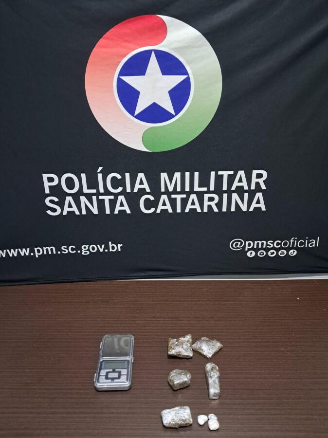 Polícia prende dois homens por tráfico de drogas no centro de Maravilha