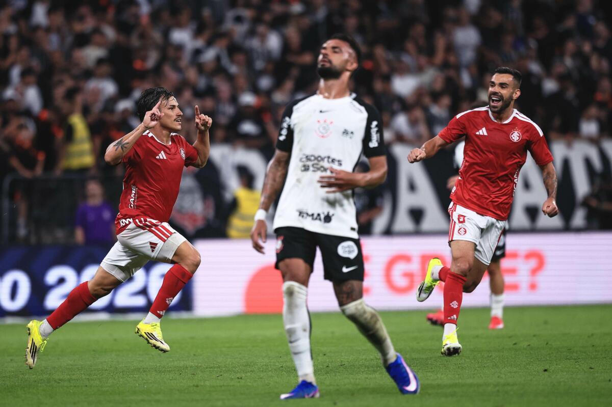 Com gol de Bernabei, Inter vence o Corinthians em Itaquera e se afasta do Z-4