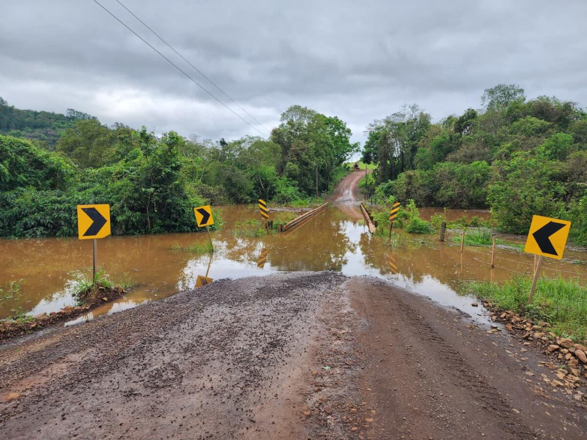 Cheia do Rio Uruguai interdita pontes e balsa continua travessia em Itapiranga