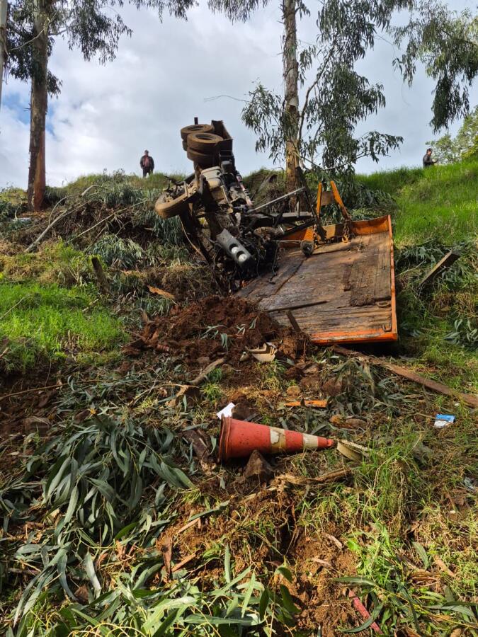 Caminhão sai da pista e tomba em ribanceira na SC-154, em Passos Maia