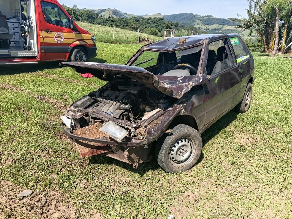 Saída de pista seguida de capotamento deixa três pessoas feridas em Anchieta