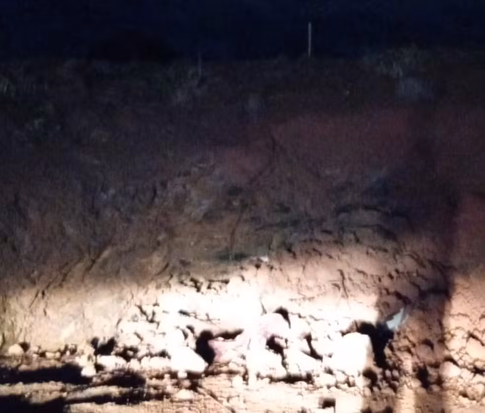 Vizinho ouve gritos e homem é resgatado após oito horas soterrado em SC