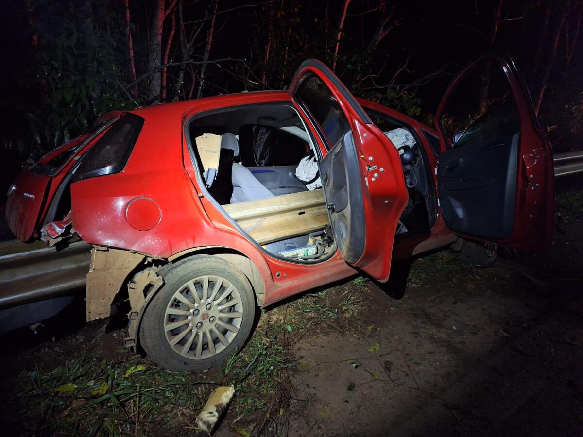 Motorista sai ilesa após guard rail atravessou completamente veículo, em Mondaí
