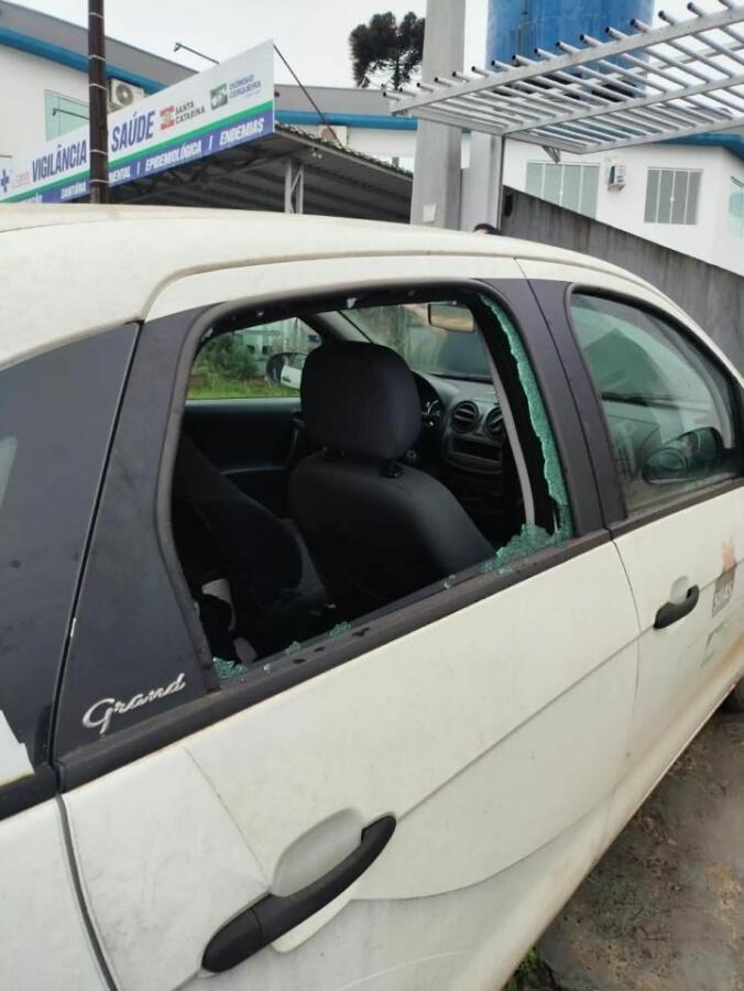Homem ameaça funcionárias e quebra vidro de carro público em Dionísio Cerqueira