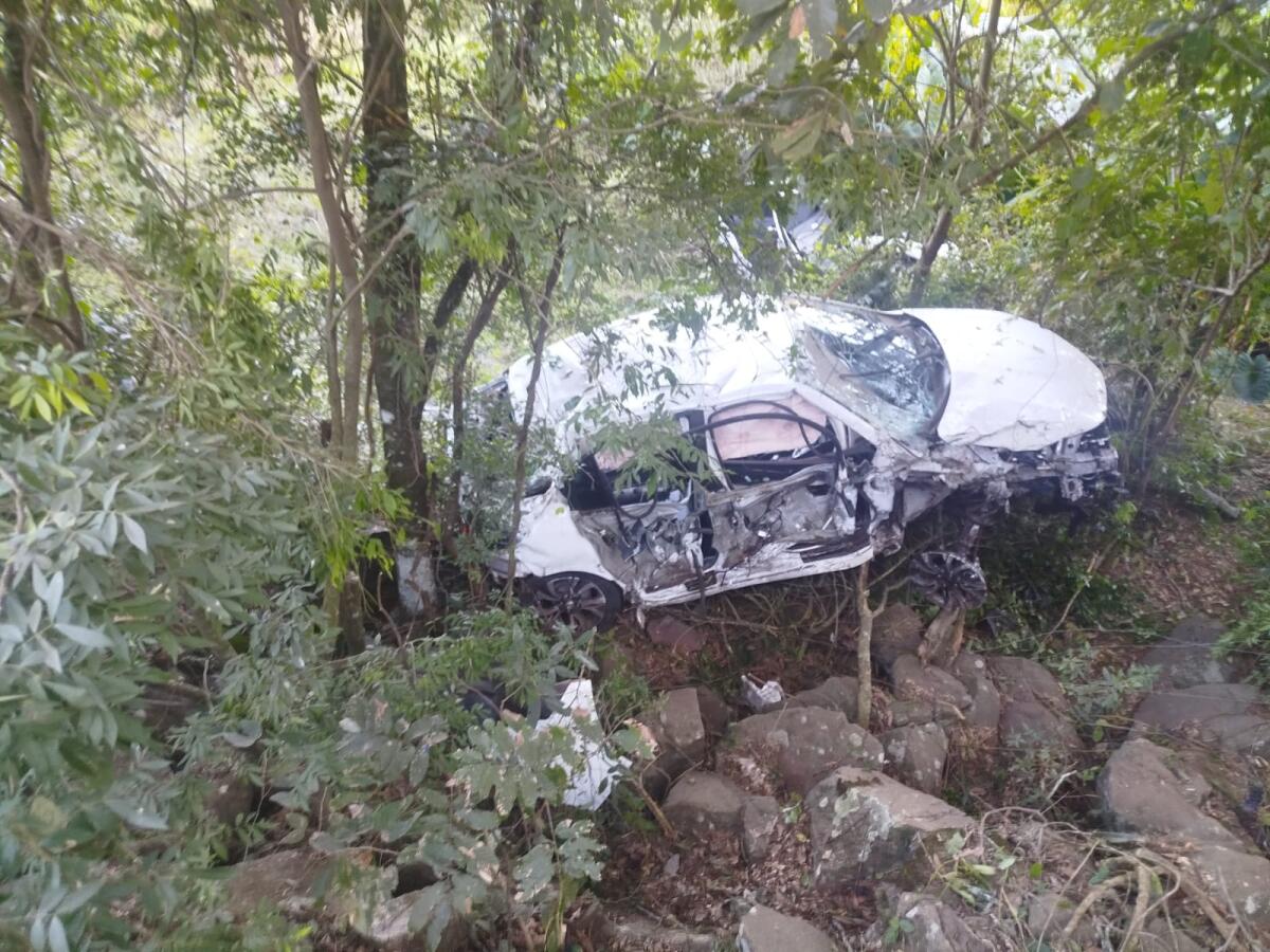 Colisão seguida de queda em ribanceira deixa mulher ferida na BR-282 em Maravilha
