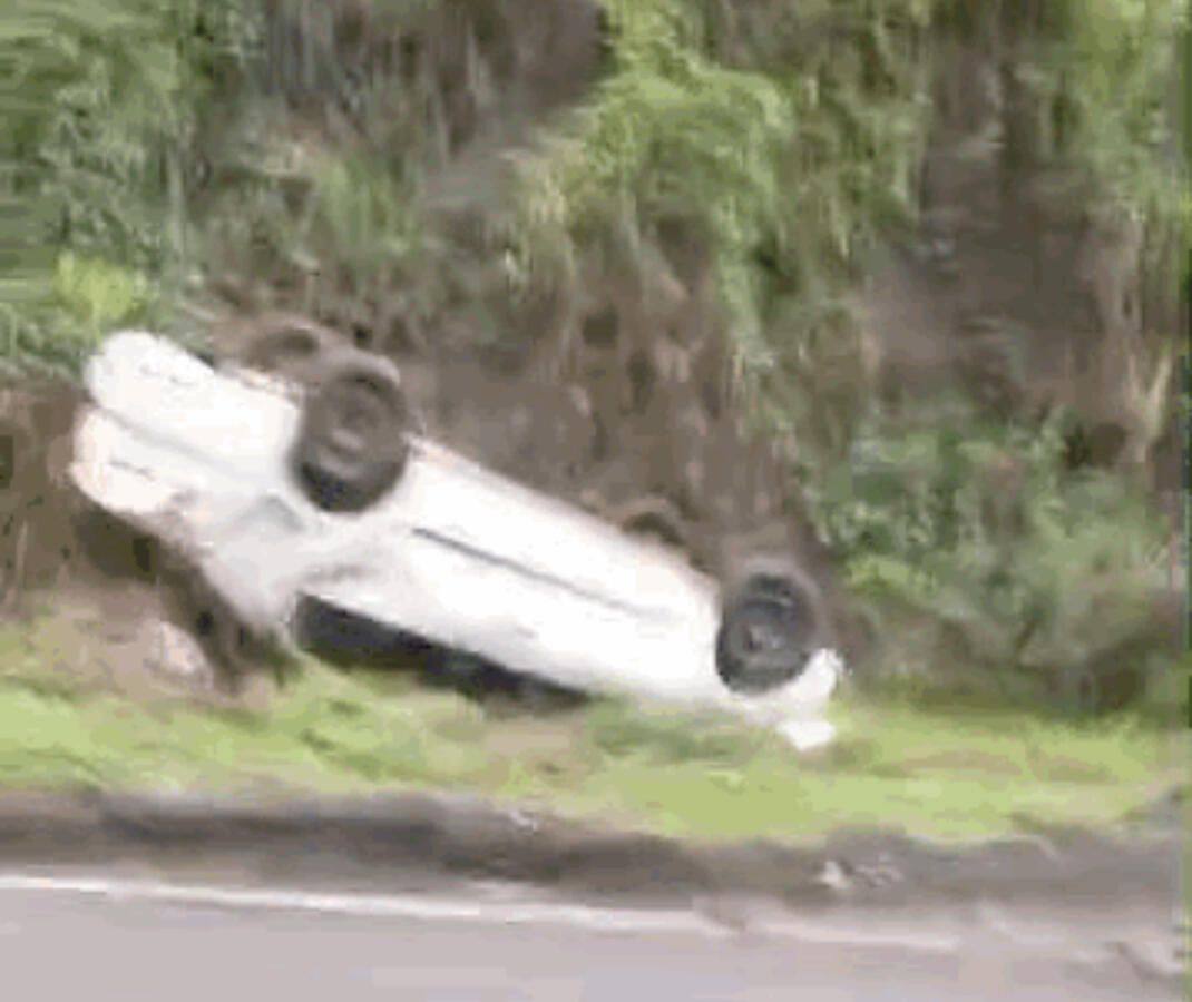 Veículo capota na BR-282, próximo a Iraceminha