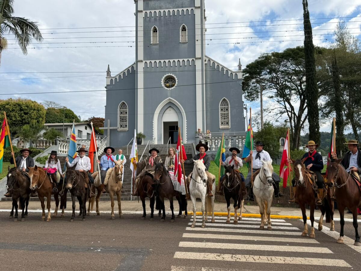 Cavalarianos dos 100 anos de Porto Novo recebem bênção na Igreja Matriz
