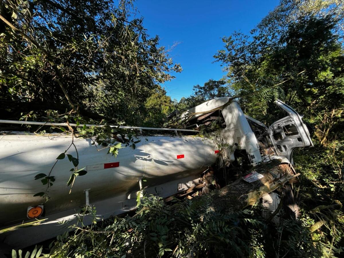 Saída de pista com caminhão deixa motorista ferido no interior de São Miguel do Oeste