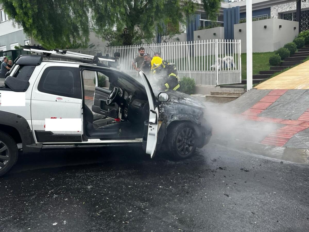 Carro pega fogo no centro de São Miguel do Oeste