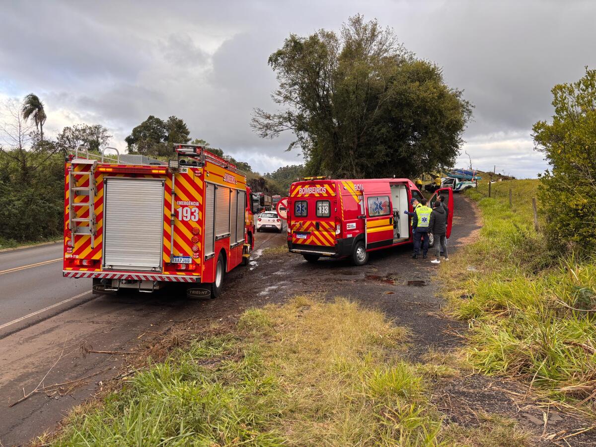 Veículo tomba após evitar colisão na BR-282 em Descanso