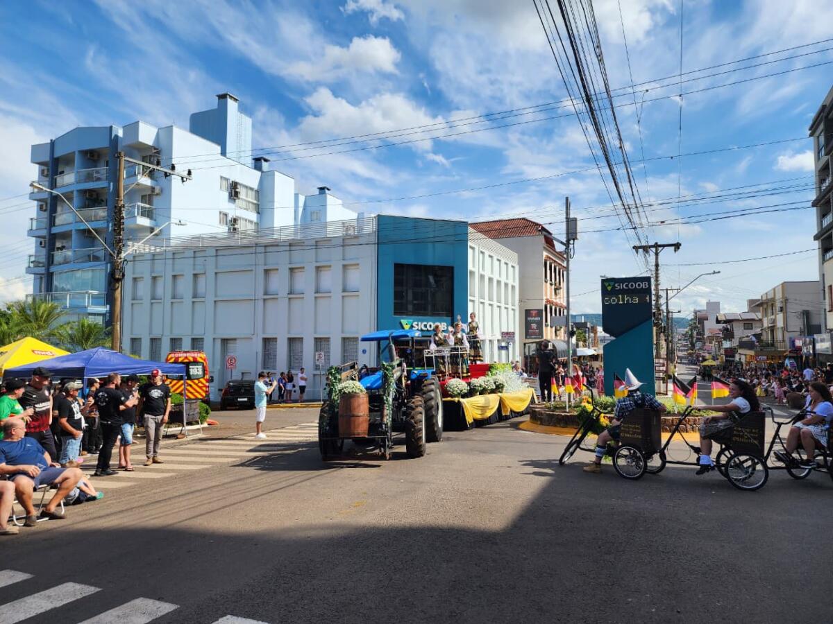 Desfile Cultural da 47ª Oktoberfest reúne grande público em Itapiranga