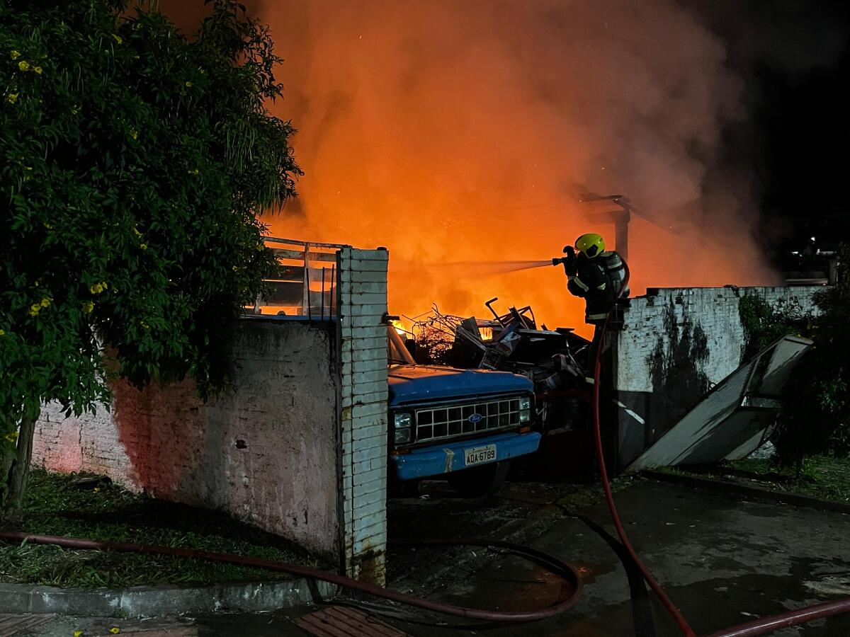 Incêndio atinge empresa de recicláveis no bairro Sagrado Coração, em SMO