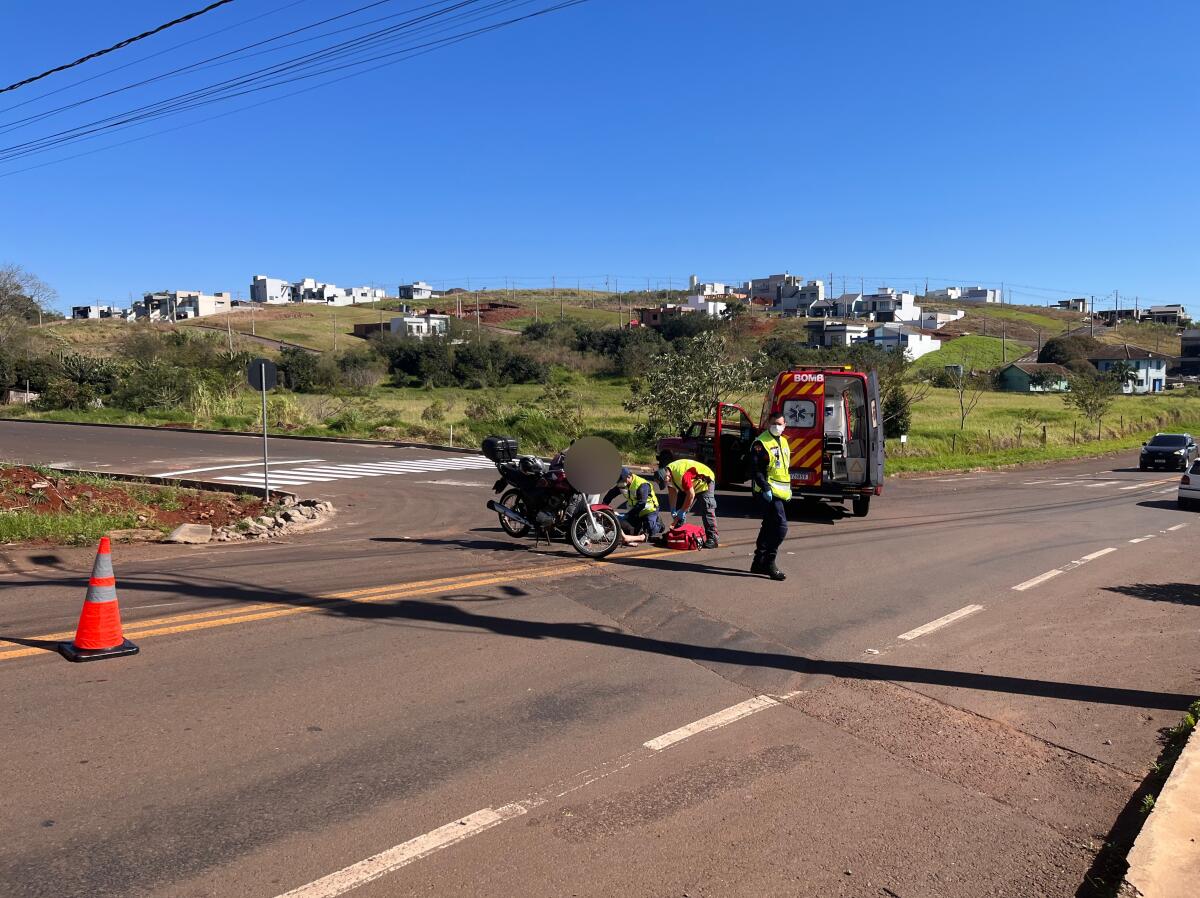 Mulher fica ferida em queda de motocicleta na SC-492, em São Miguel do Oeste