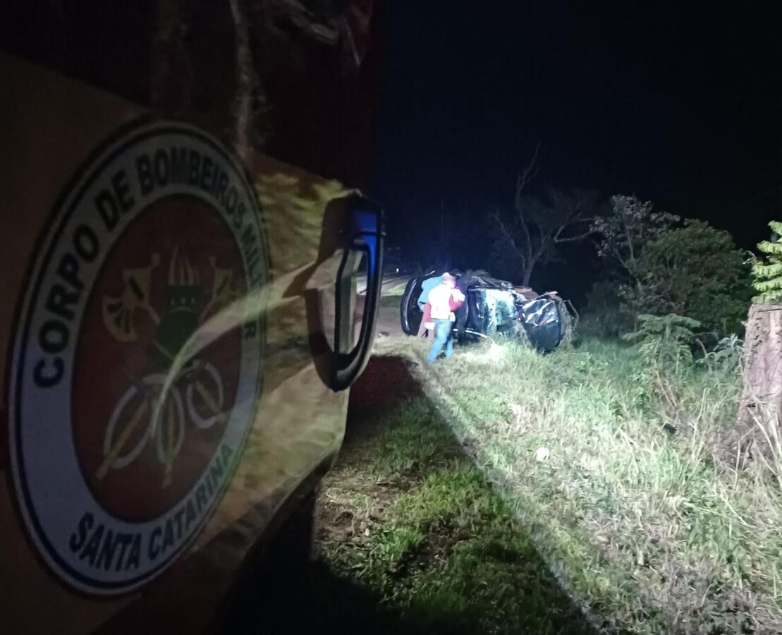 Acidente com saída de pista na SC-163 deixa dois feridos em Itapiranga