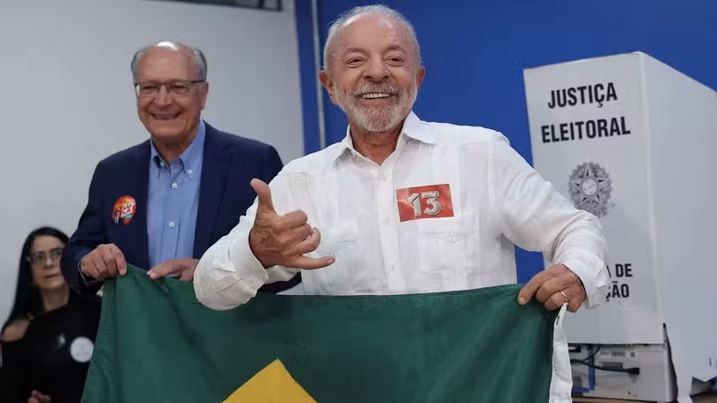 Lula vota em São Bernardo do Campo e diz que nunca viu mobilização igual