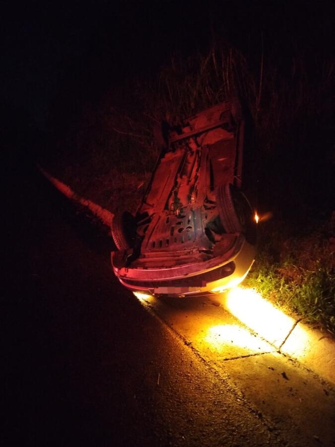 Carro capota na BR-282 e motorista fica ferido em Maravilha