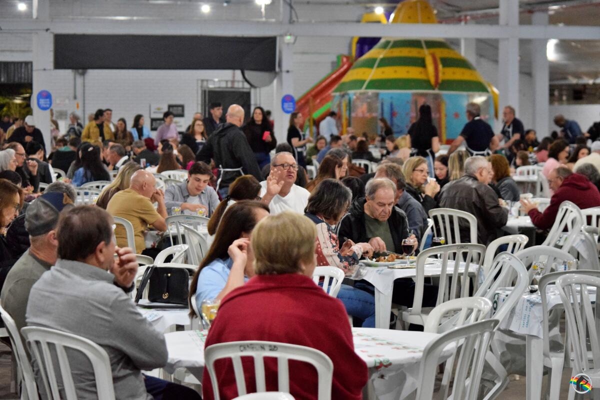 Festival do Frango e do Vinho reúne cerca de 1,4 mil pessoas e reforça ações sociais do Rotary em São Miguel do Oeste