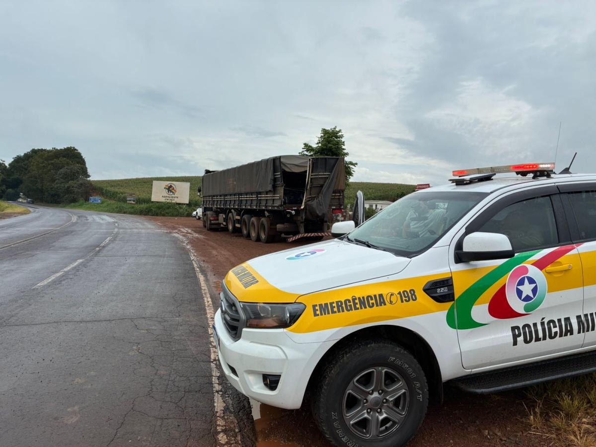 Carretas se chocam lateralmente na SC-163, em Iporã do Oeste