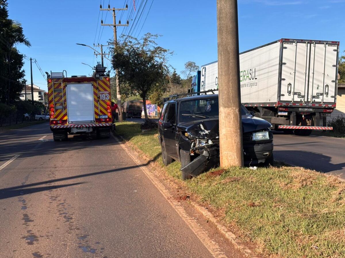 Colisão entre carros e poste deixa duas pessoas feridas na Willy Barth