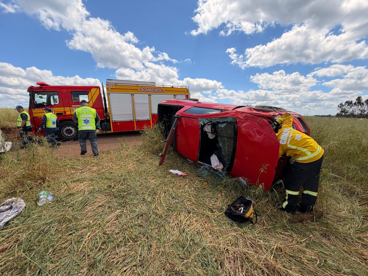 Mulher fica ferida após veículo sair da pista e capotar no interior de Belmonte