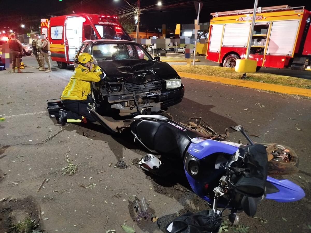 Colisão entre carro e motocicleta deixa dois feridos no centro de Maravilha