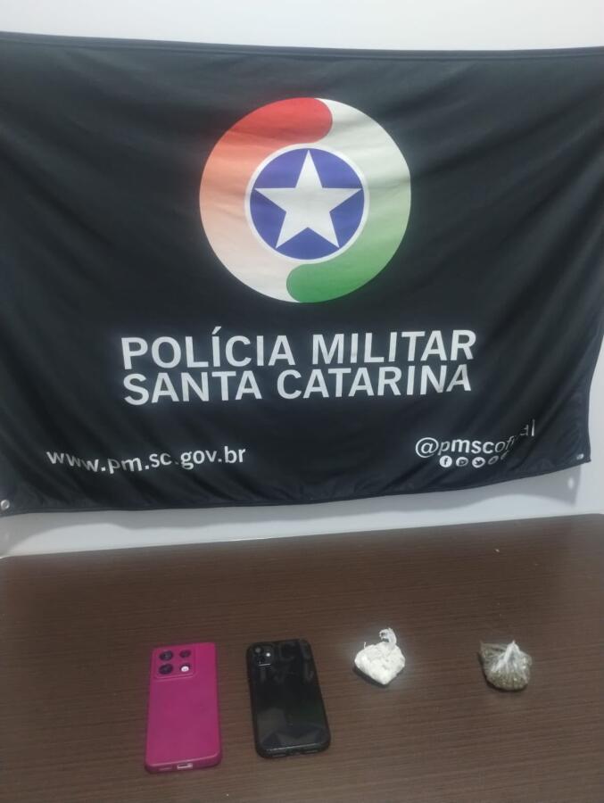 PM prende casal por tráfico de drogas após fuga no Centro de Maravilha