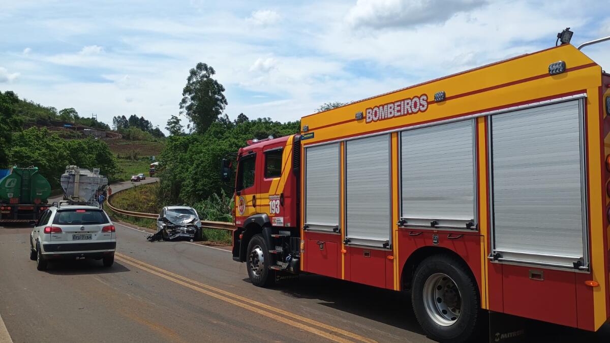 Mulher fica ferida em acidente entre carro e caminhão em Mondaí