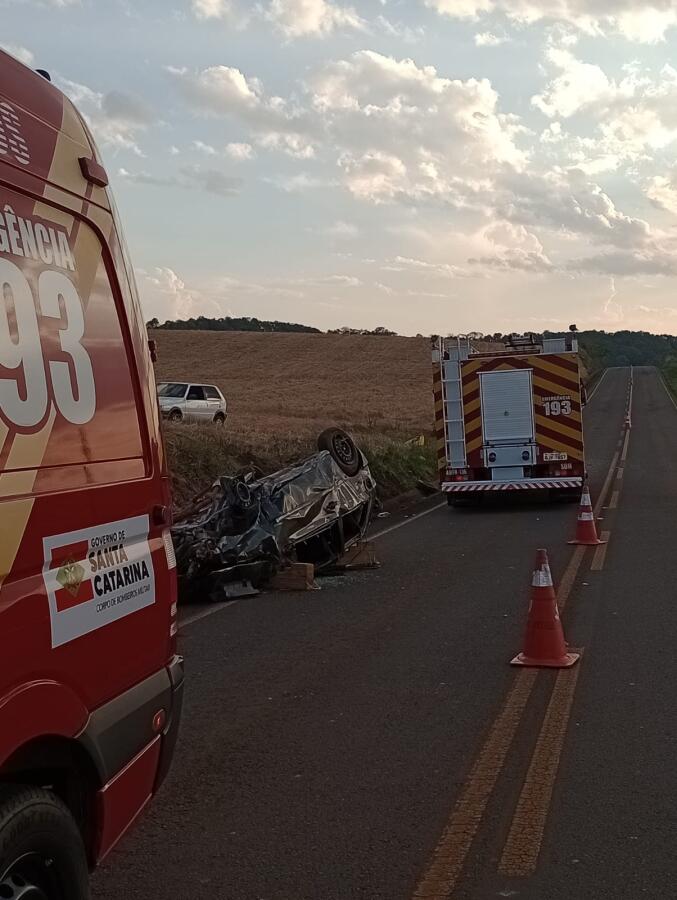Saída de pista seguida de capotamento deixa dois homens feridos na BR-480, em Galvão