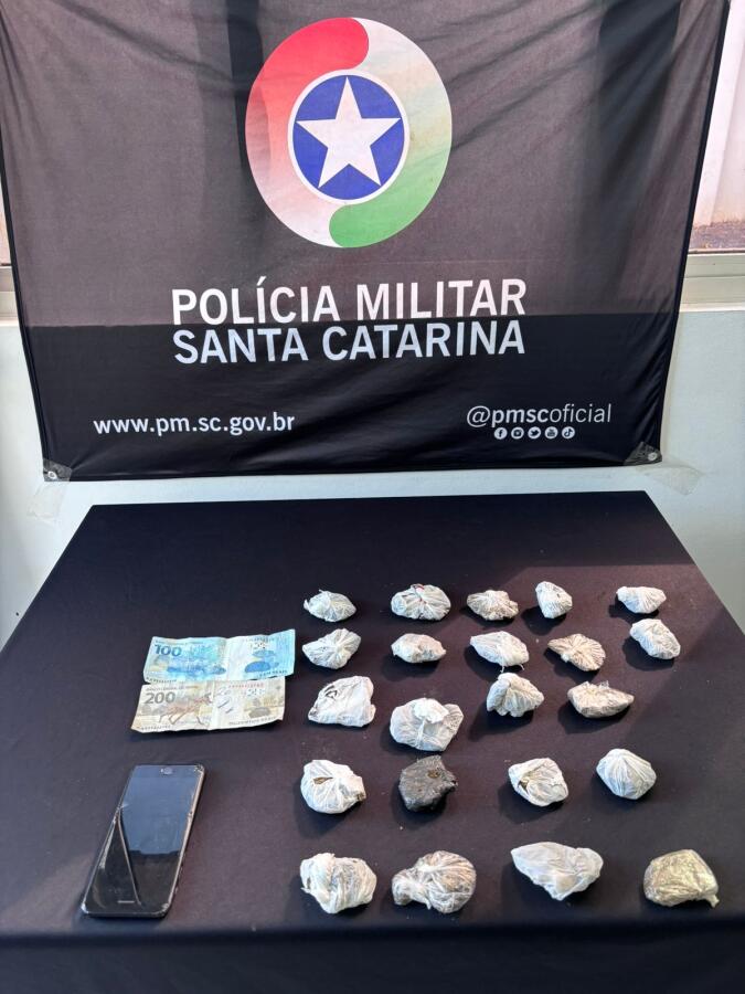 Homem é preso por tráfico de drogas e adolescente é apreendido em SMO