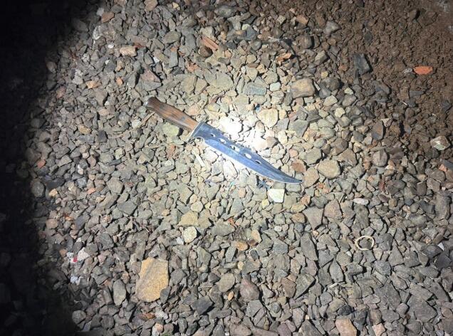 Homens invadem casa e esfaqueiam dois irmãos em SMO