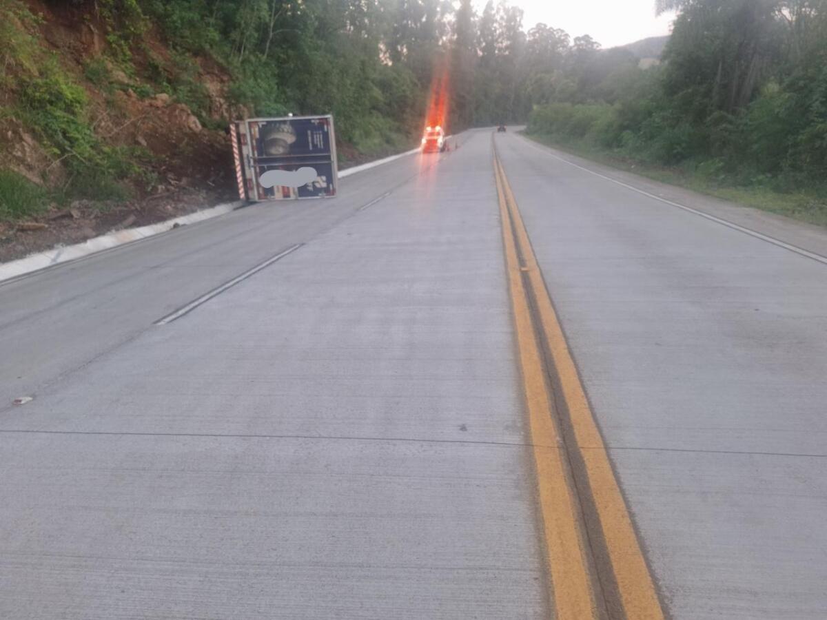 Caminhão sai da pista e tomba na SC-305 em São Lourenço do Oeste