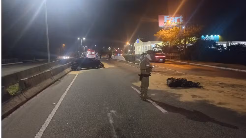 Motorista dirige 2,3 km na contramão e motociclista morre na SC-401