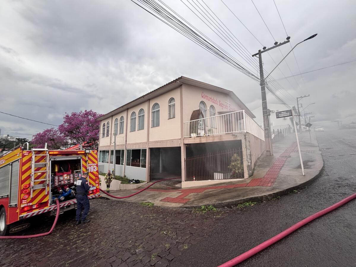 Incêndio atinge salão comunitário no bairro Sagrado Coração de Jesus, em São Miguel do Oeste