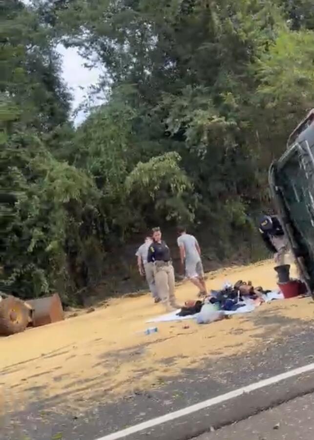 Acidente com carreta deixa feridos e interdita parcialmente a BR-282 entre SMO e Maravilha