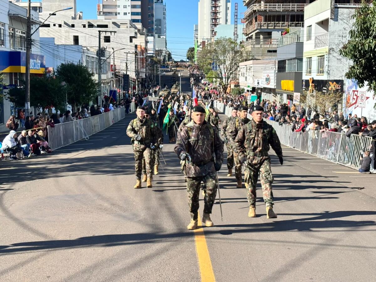 Desfile cívico militar reúne grande público no centro de São Miguel do Oeste