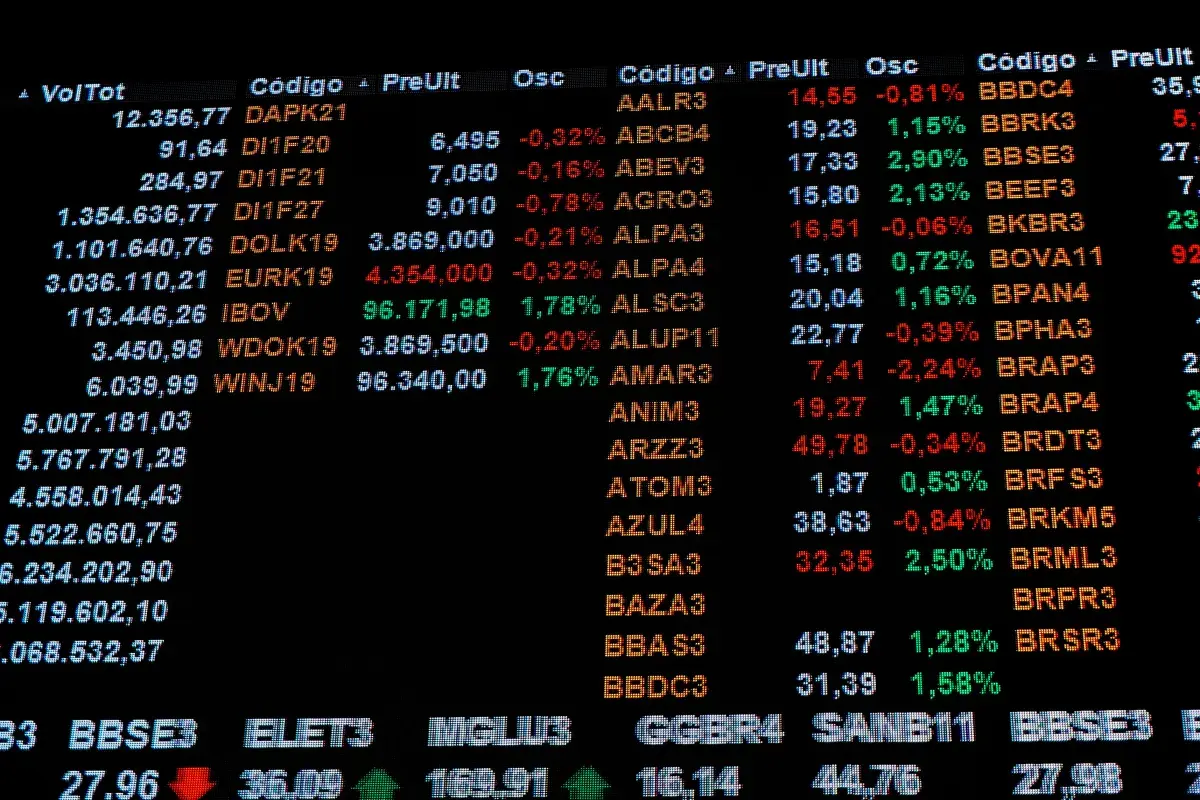 Bolsa brasileira suspende negociações após reeleição de Lula; dólar dispara 12,52%