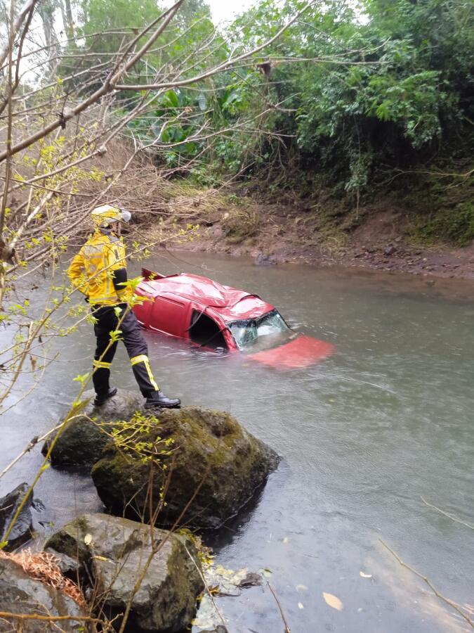 Mulher morre após carro cair em rio na SC-283, em São Carlos