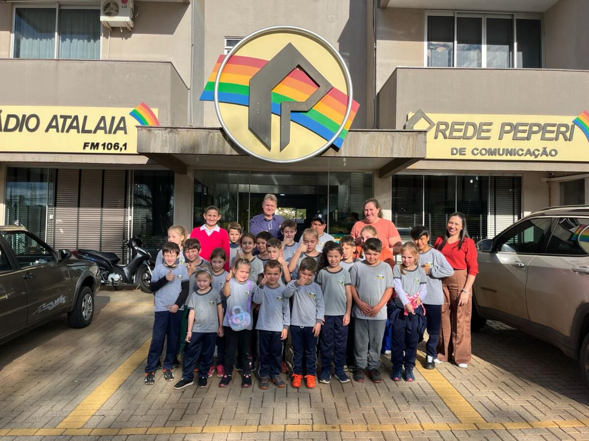 Alunos do Núcleo Escolar Mundo Novo de Santa Terezinha visitam a Rádio Atalaia