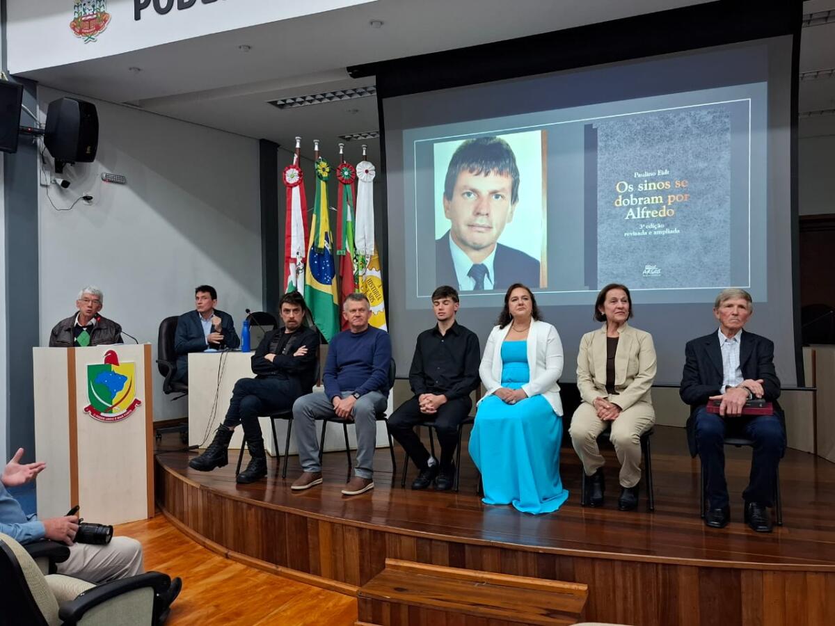 Terceira edição do livro “Os Sinos Se Dobram por Alfredo” é lançada em Itapiranga