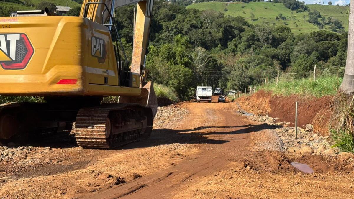Prefeitura inicia limpeza para pavimentação de mais de 4,4 km no interior de SMO