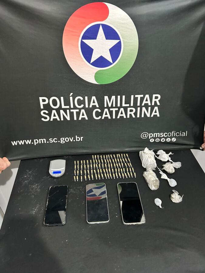 PM apreende drogas, munições e prende dois homens em SMO