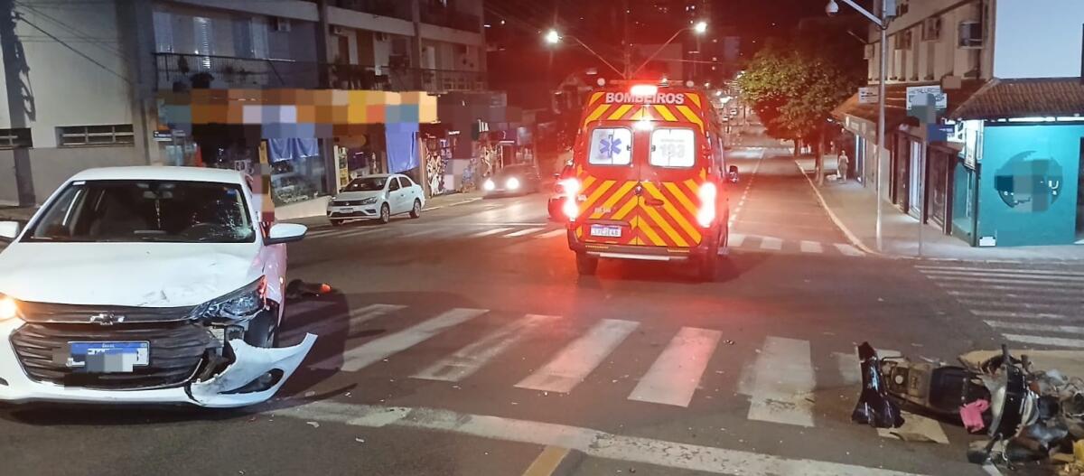 Jovem fica ferido em colisão entre carro e moto em Itapiranga