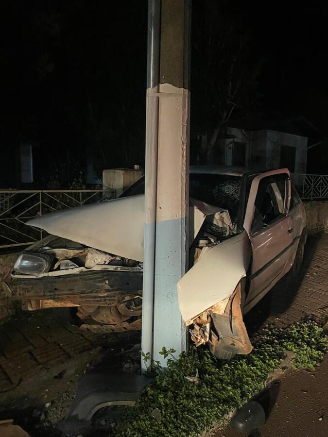 Carro sai da pista e se choca contra poste de energia no Centro de Palmitos