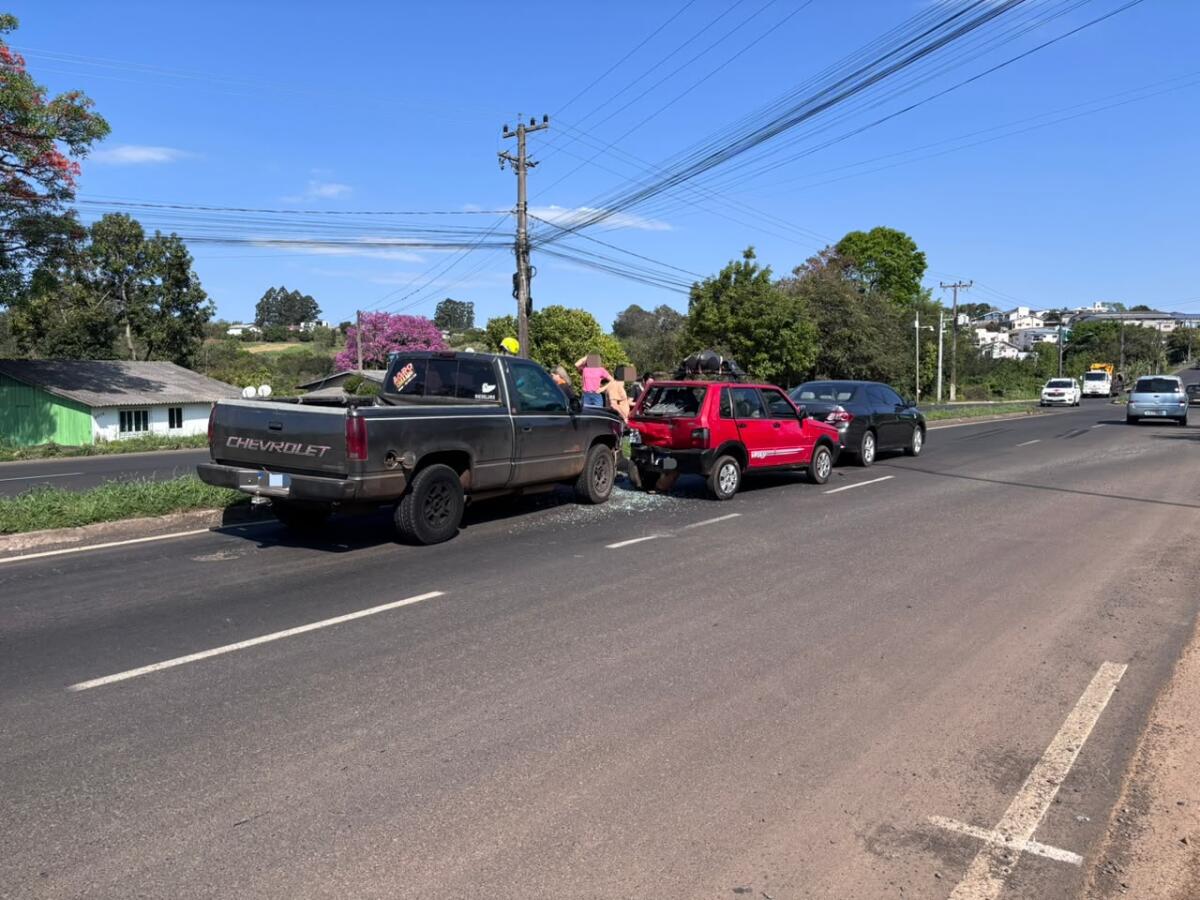 Engavetamento envolve três veículos na BR-163, em São Miguel do Oeste
