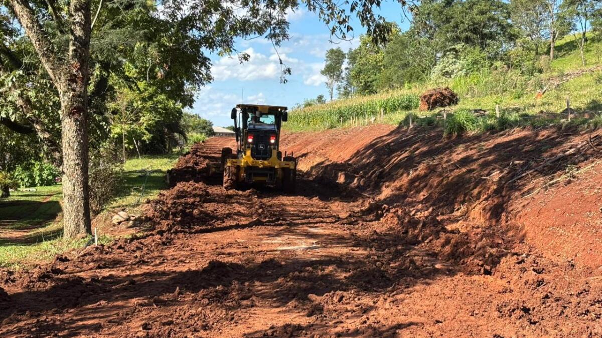 Prefeitura inicia obras de asfaltamento na linha Jacutinga Veado, em SMO